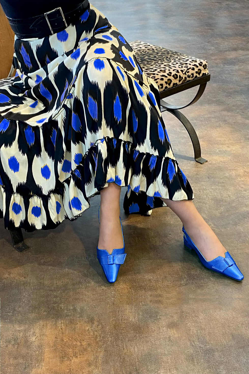 Electric blue matching shoes and clutch. Worn view - Florence KOOIJMAN